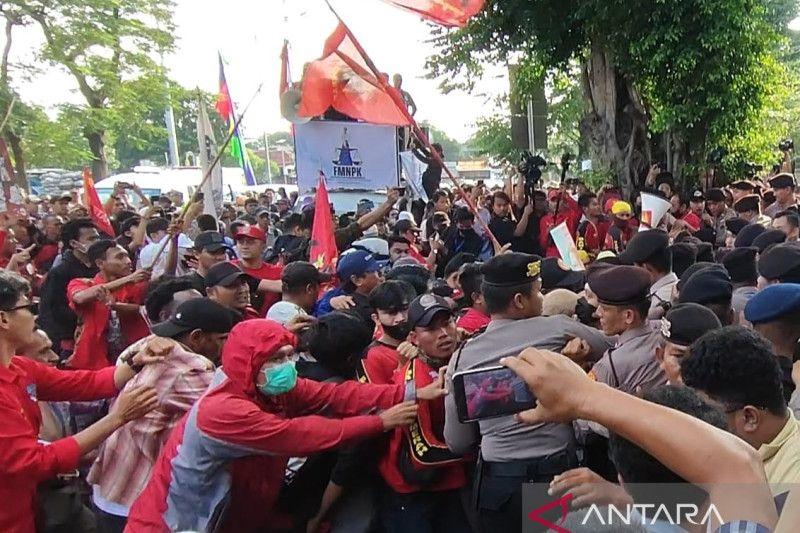 Chaos! Mobil Luhut Dihadang Massa di Depan PN Jaktim saat Keluar