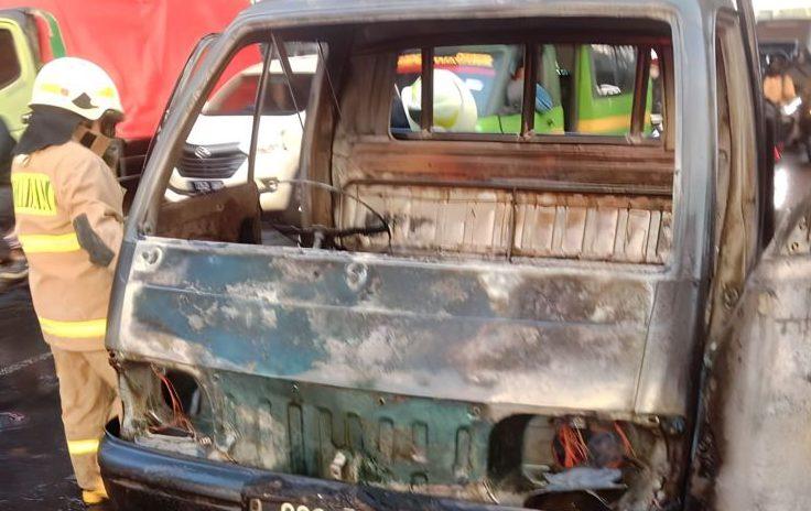 Diduga Korsleting, Mobil di Daan Mogot Hangus Terbakar