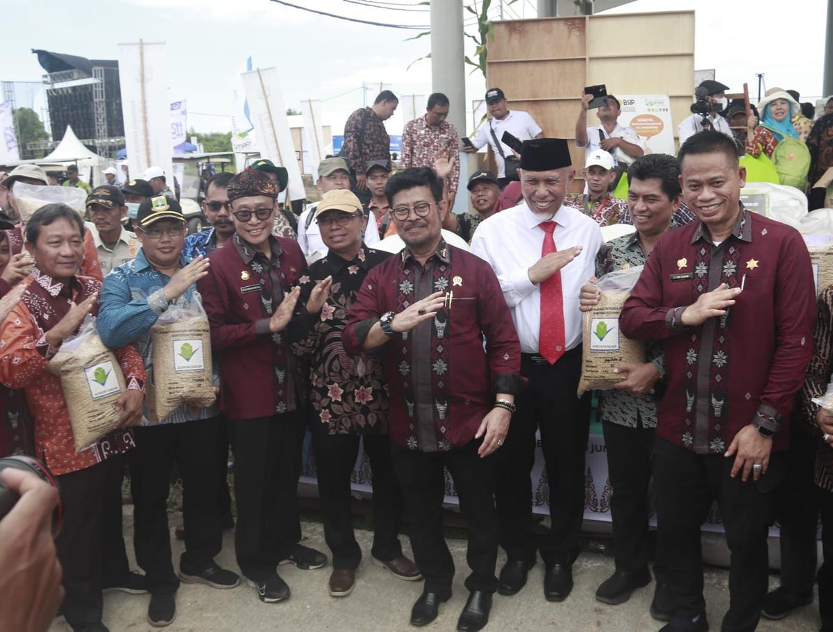 Antisipasi El Nino, Mentan SYL Bagikan Benih Padi Tahan Kekeringan di Penas XVI