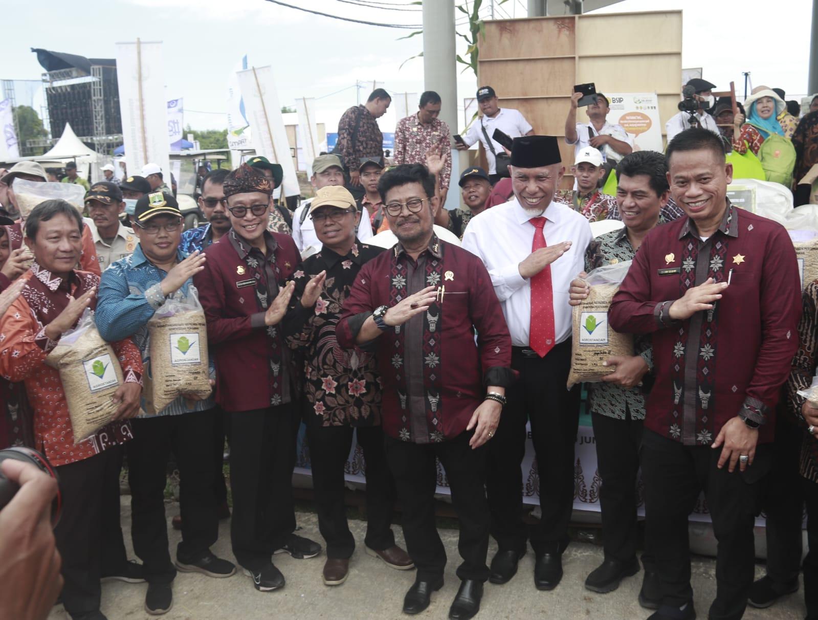 Antisipasi El Nino, Mentan SYL Bagikan Benih Padi Tahan Kekeringan di Penas XVI