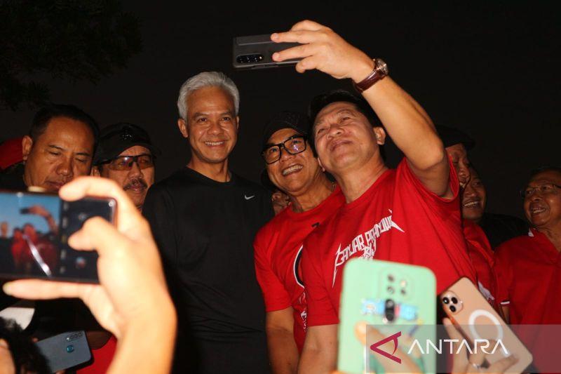 Usai Fun Walk di Bali, Ganjar Langsung Diserbu Warga untuk Selfie