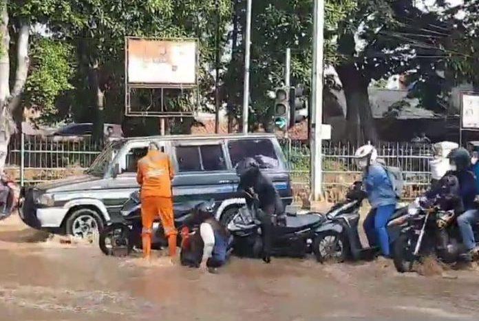 Air Kali Baru Meluap, Perempatan Hek Dilanda Banjir Setinggi 20-40 Sentimeter