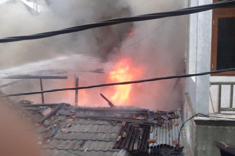 3 Rumah di Taman Sari Jakbar Terbakar Diduga Akibat Korsleting