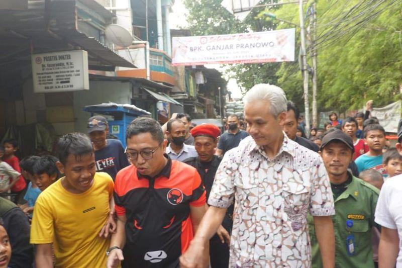 Warga Jakarta Suka Ganjar Blusukan yang Niru Jokowi