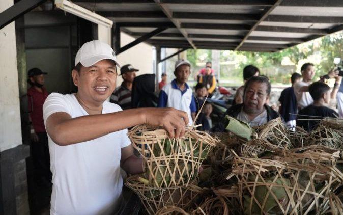 Ramah Lingkungan dan Estetik, Dedi Mulyadi Bungkus Daging Kurban Pakai Bongsang