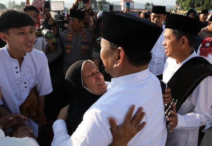 Antusias Warga Cimahi saat Prabowo Salat Iduladha Stadion Mandalamukti