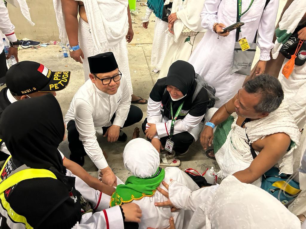 Momen Gus Imin Bantu Jemaah Haji Kelelahan di Mina