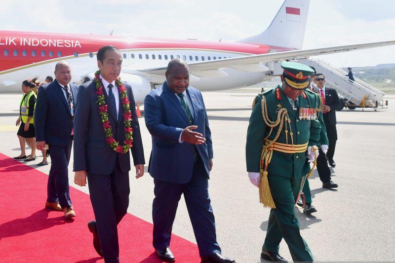 Presiden Jokowi dan Rombongan Tiba di Papua Nugini, Langsung Disambut Perdana Menteri