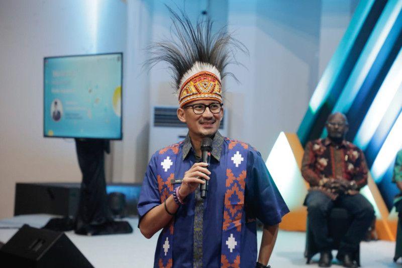 Sandiaga Uno Apresiasi Hasil Karya Anak-anak Papua