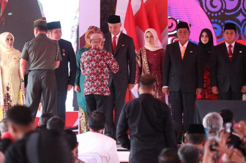 Turunkan Angka Stunting, Ganjar Terima Penghargaan Satyalencana Wira Karya