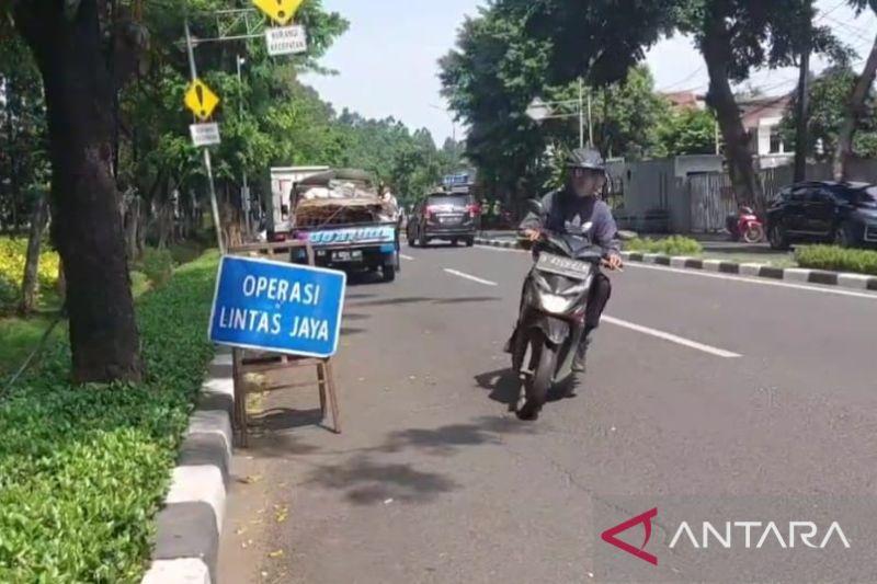 Hindari Razia, Puluhan Pemotor di Pondok Kopi Nekat Lawan Arah