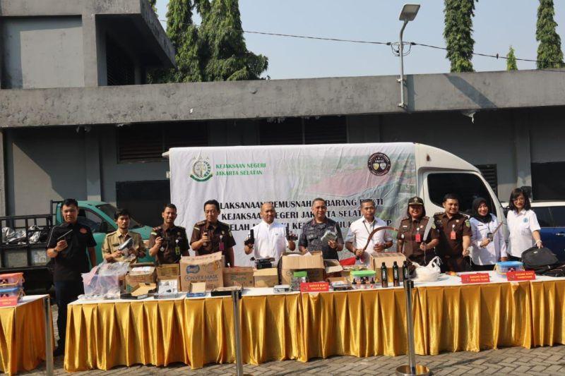 Polrestro Jakarta Selatan Musnahkan Barang Bukti Narkoba dan Senjata