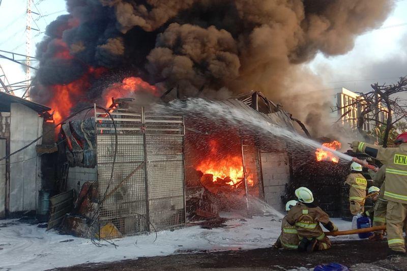 Diduga Korsleting Listrik, Gudang Ban Vulkanisir di Cakung Terbakar