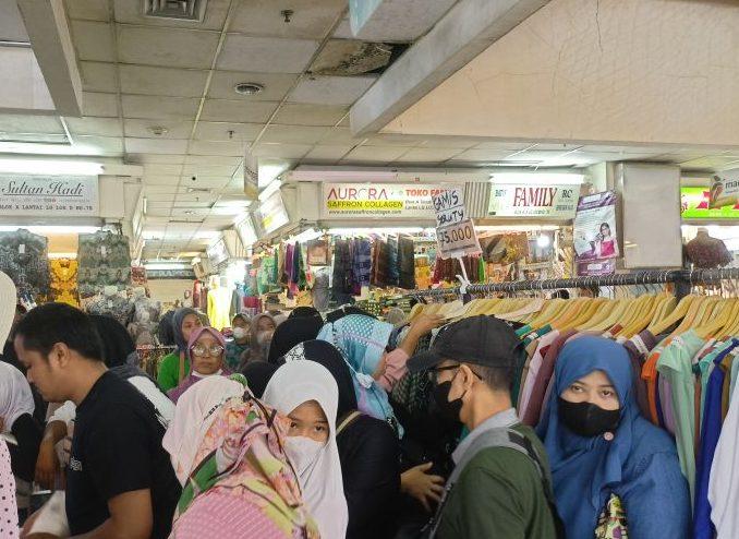 Pengunjung Serbu Kios Baju Lebaran di Pasar Tanah Abang Sejak Minggu Pagi