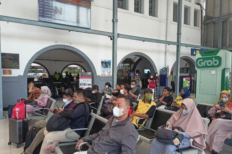 Pulang Kampung Lebih Awal, Stasiun Pasar Senen Sudah Mulai Ramai Pemudik