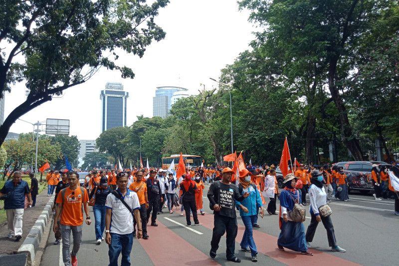 Dinas Lingkungan Hidup Angkut 30 Ton Sampah usai Aksi May Day di Jakarta