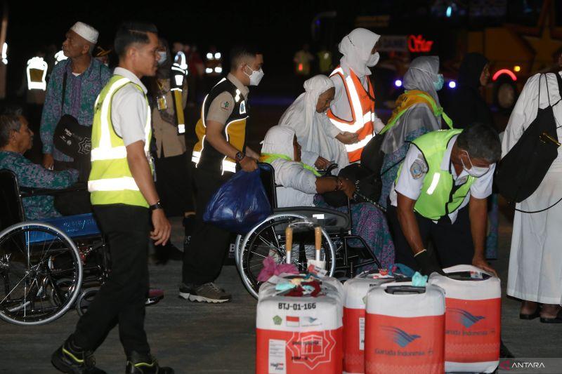 392 Jemaah Haji Kloter 1  Aceh Tiba di Tanah Air
