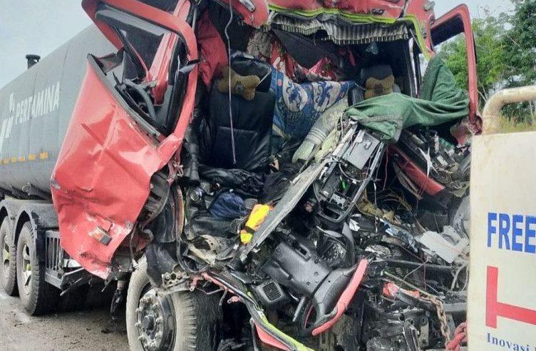 Hantam Pembatas Jalan dan Truk Parkir di Tol Pekanbaru-Dumai, Sopir Truk Tangki Pertamina Tewas