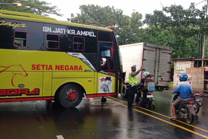 Tragis! Bapak dan Anak Tewas Ditabrak Truk di Cirebon
