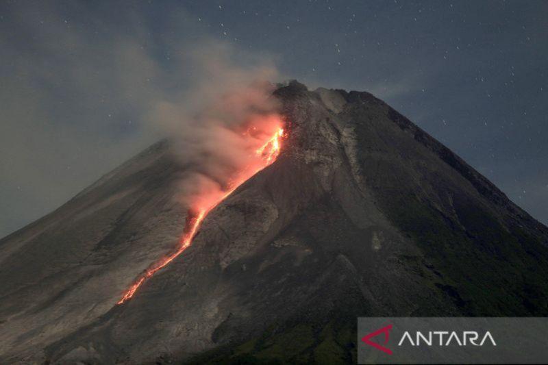 Gunung Merapi Luncurkan Guguran Lava Pijar 17 Kali hingga 1.500 Meter