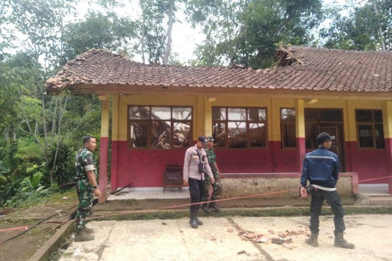 2 Atap Sekolah di Garut Ambruk, Disdik Pastikan Kegiatan Belajar Tak Terganggu