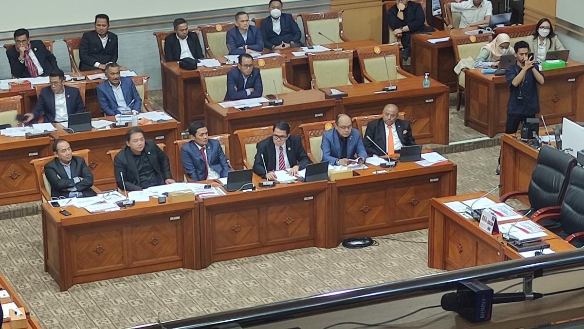 Wajah Masam Arteria Dahlan Diceramahi Mahfud MD