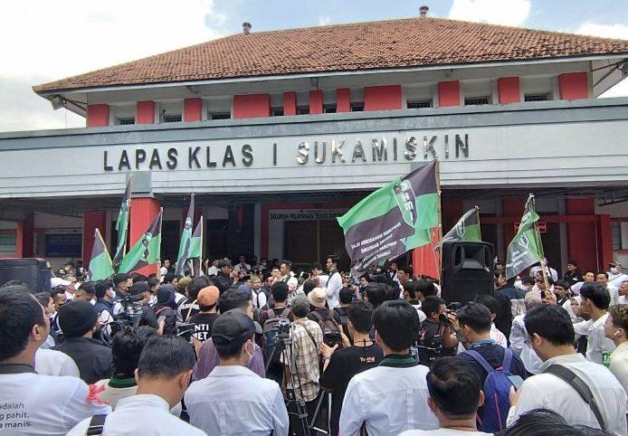Ratusan Pendukung Anas Urbaningrum Padati Lapas Sukamiskin, Bawa Pengeras Suara hingga Kibarkan Bendera