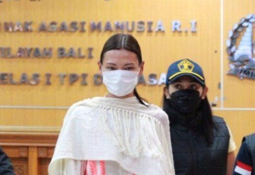 Imigrasi Periksa WNA Rusia Foto Bugil di Area Pura Tabanan Bali
