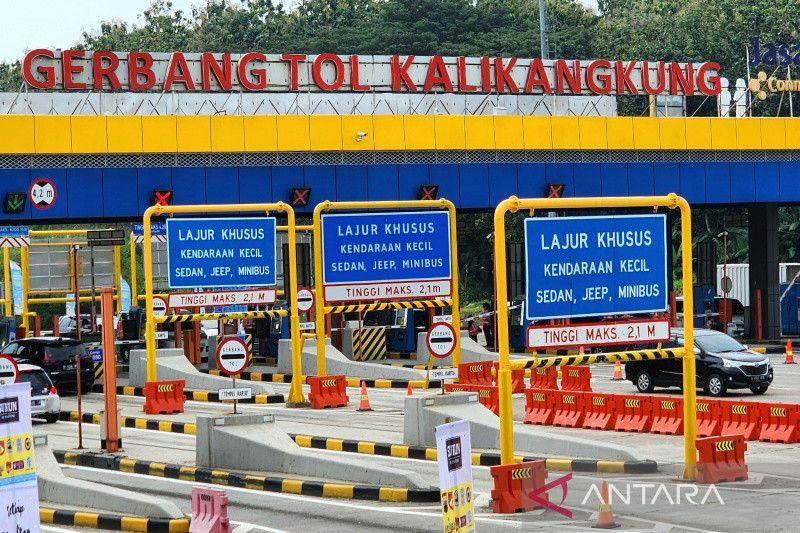 Arus Kendaraan Masuk Gerbang Tol Kalikangkung Menurun