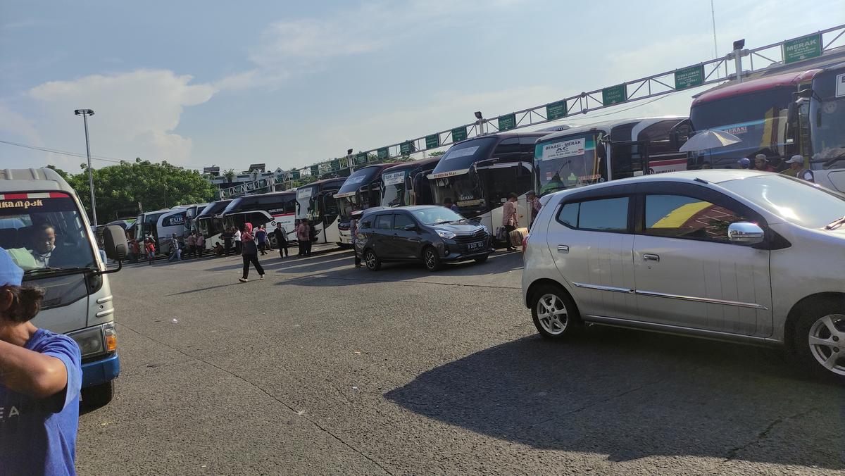 H-1 Lebaran, Terminal Induk Bekasi Sudah Sepi Penumpang