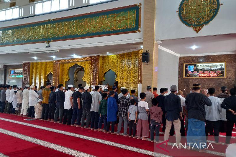 Masyarakat Bengkulu Gelar Salat Gerhana Matahari di Masjid