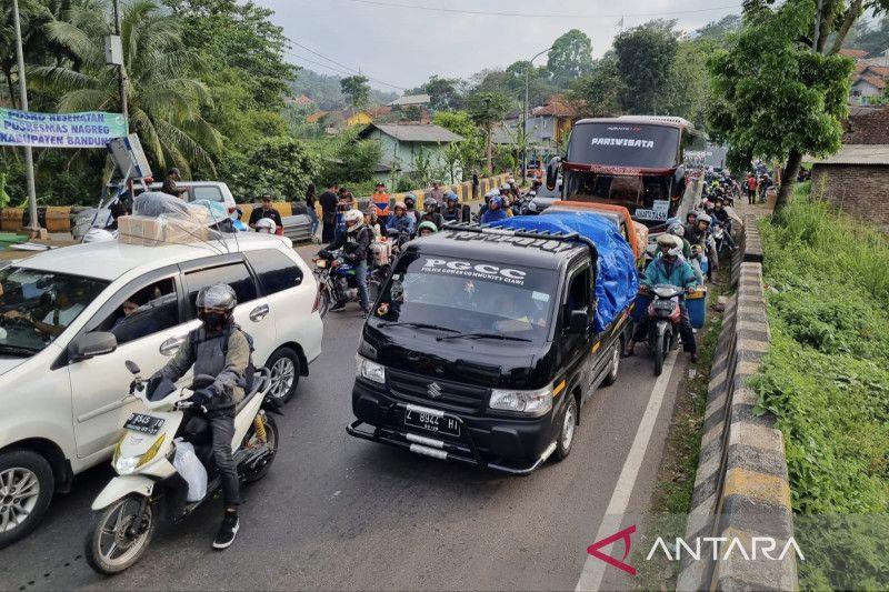 Jalur Nagreg Terpantau Padat Merayap di H-2 Lebaran