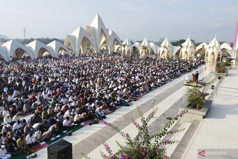 Masjid Al Jabbar Bandung Dipadati Ribuan Jemaah Salat Idul Fitri 1444 Hijriah