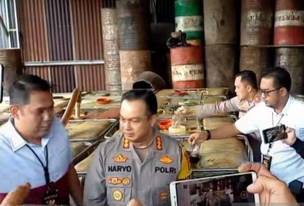 Gudang Penyimpanan Solar Ilegal di Kertapati Palembang Ditutup-Digaris Polisi