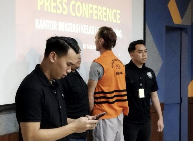 Bule Australia yang Ludahi Imam Masjid di Bandung Dideportasi!