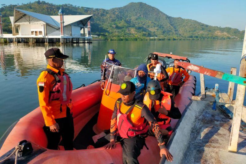 Tim SAR Gabungan Evakuasi 3 Pemancing Terdampar di Laut Bima