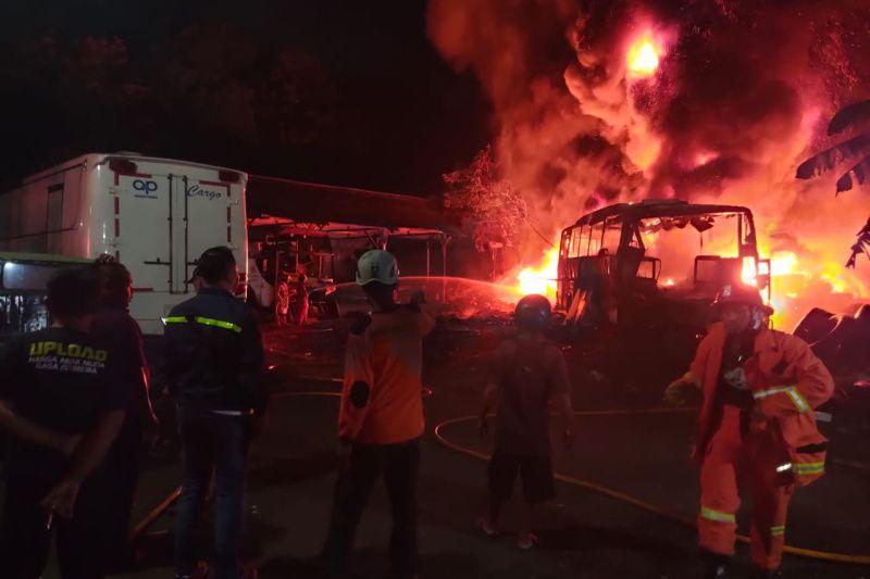 Kebakaran Garasi Bus Maju Lancar di Bantul gegara Karyawan Bakar Sampah