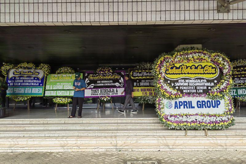 Sarwono Kusumaatmadja Wafat, Karangan Bunga Ramai di Kementerian LHK