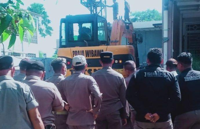 Satpol PP Akhirnya Tertibakan Garasi Pribadi Berdiri di Tanah Fasum Sukaraja Bogor