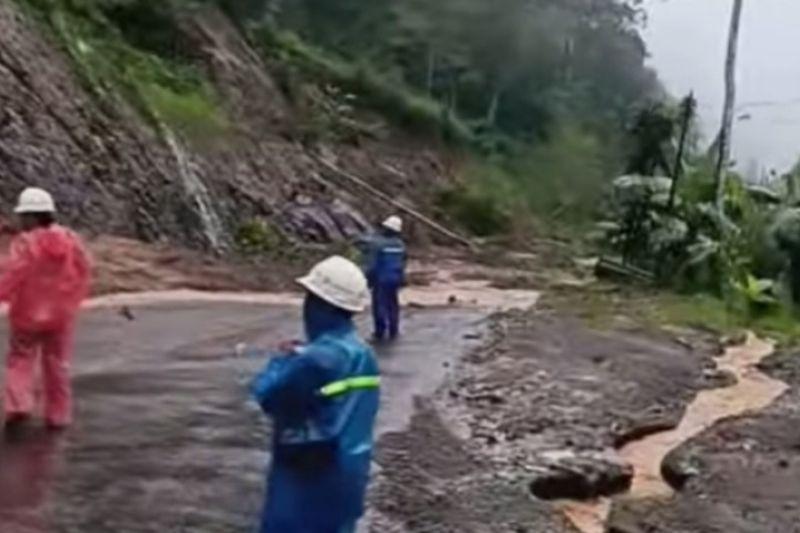 Tanah Longsor Akibatkan Jalan Trans Sulawesi Mamuju Arah Majene Tertutup