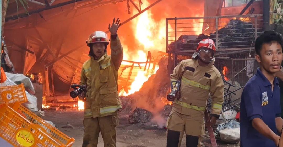 Lapak Penyimpanan Rongsok Terbakar di Gunung Putri