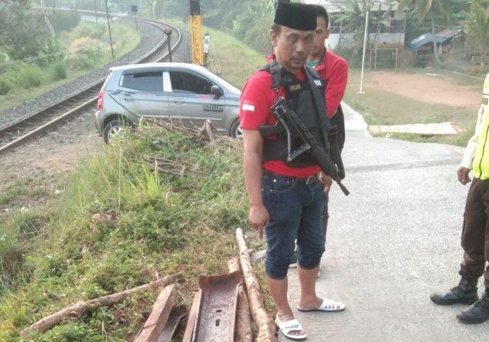 2 Pencuri Besi Penyangga Rel Kereta Api di Garut Ditangkap!