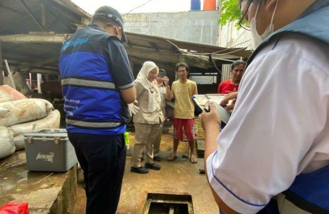 Resahkan Warga, Paljaya Ambil Sampel Limbah Ternak Sapi di Cikoko Jaksel