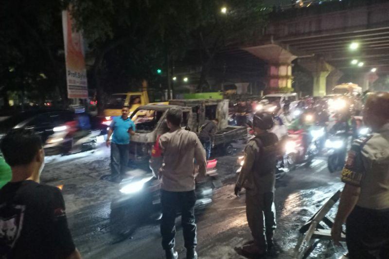 Kebakaran Pikap di Kolong Flyover Tanjung Barat, Polisi: Tak Ada Korban Jiwa