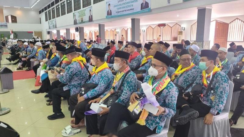 Ratusan Jemaah Calon Haji Kloter Pertama Padati Embarkasi Jakarta