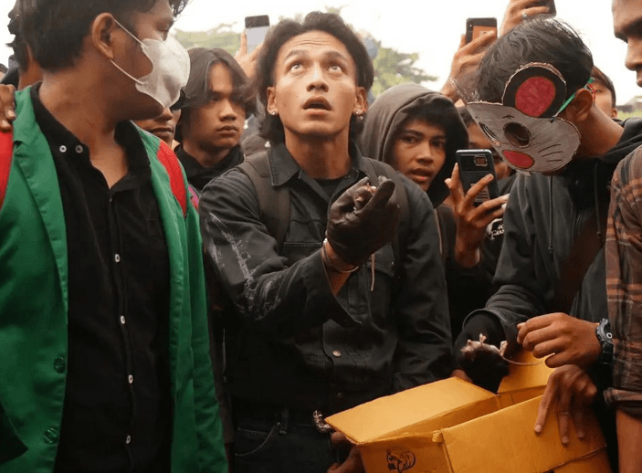Melihat Lagi Aksi Jefri Nichol Demonstrasi di Depan Gedung DPR