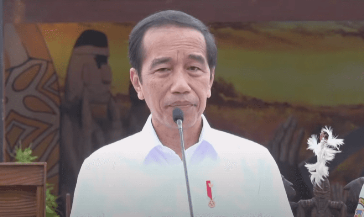 Presiden Jokowi Resmikan Bandara Ewer di Asmat
