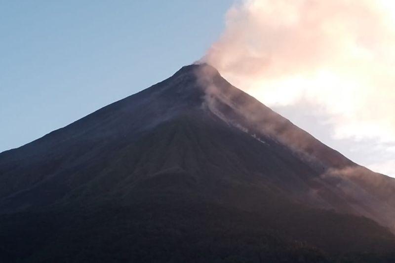 Warga Kepulauan Sitaro Diminta Waspada atas Luncuran Material Vulkanik Gunung Karangetang