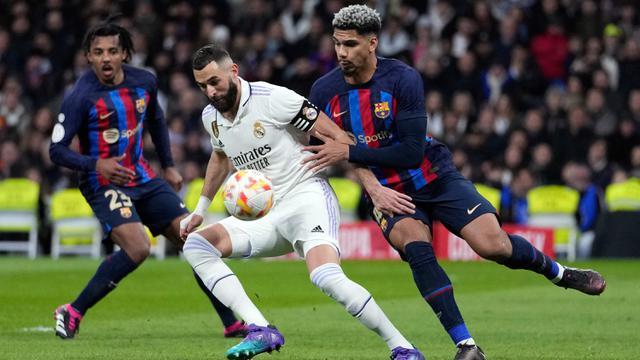 Benzema Hattrick, Madrid Lumat Barcelona 4-0