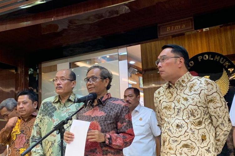 Ridwan Kamil Serahkan Hasil Investigasi Ponpes Al-Zaytun kepada Mahfud MD